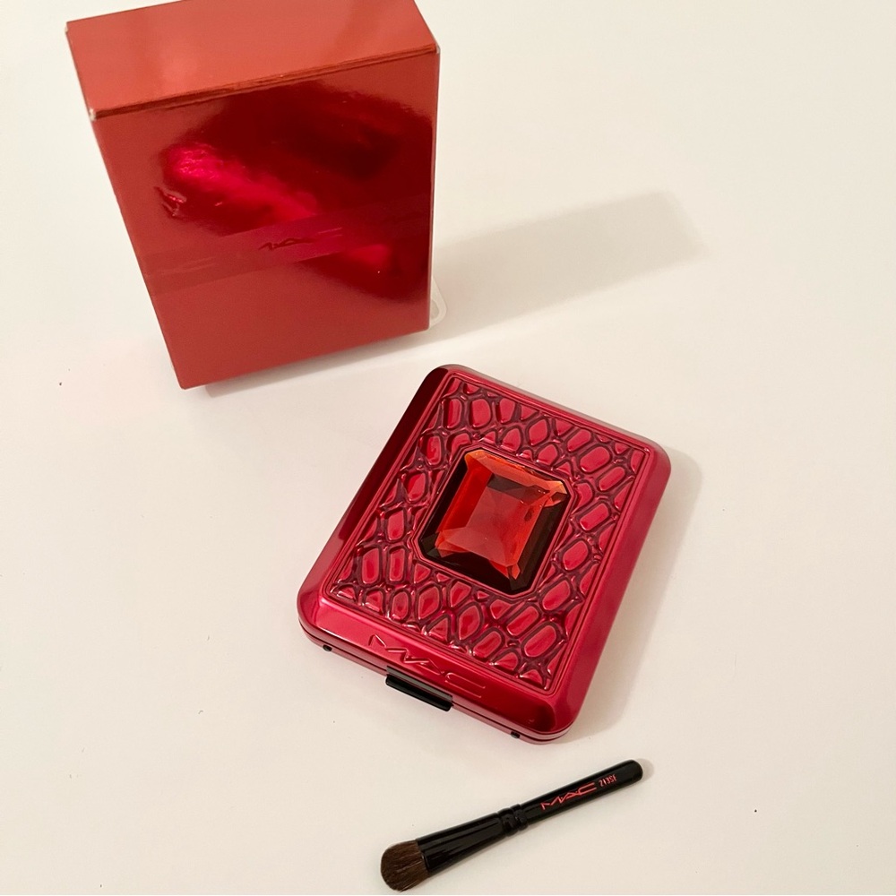 MAC Devoted Poppy Eyeshadow Palette – Limited Edition 6 Shades, with brush & Box - Picture 2 of 9